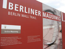 Am Checkpoint Charlie in Berlin Image