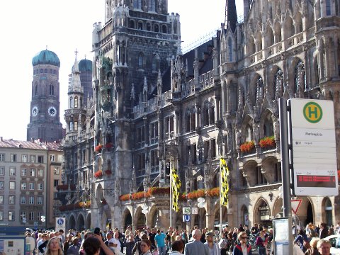 muenchen marienplatz image