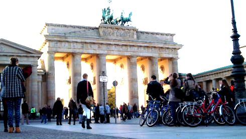 Radfahrergruppe vor dem Brandenburger Tor in Berlin