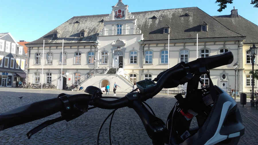 Fahrrad vor dem Rathaus in Lippstadt NRW