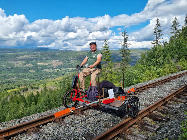 Hier ist Jan Peter Diemar in Norwegen mit einer Draisine unterwegs. 