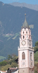 Stadtpfarrkirche in Meran am Etschradweg Bild fahrradtouren.de