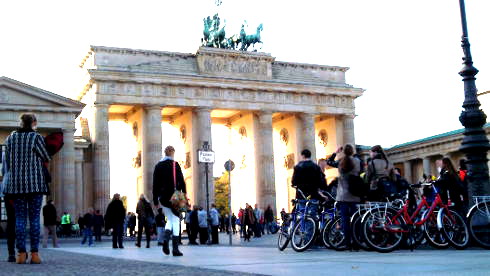 Das Brandenburger Tor in Berlin mit einer Radfahrergruppe Bild: hgk-press fahrradtouren.de