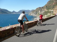 African Bikers Radfahrer unterwegs im südlichen Afrika. Hier zwei Radfahrer am Meer 