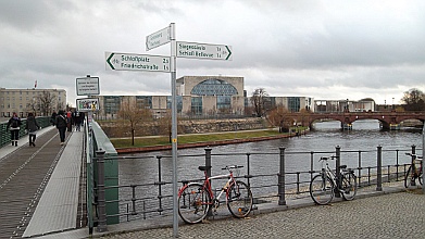 Spree und Kanzleramt Fahrräder Image Berlin bei fahrradtouren.de