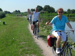 Radfahrer mit boat and bike tours unterwegs Bild bei fahrradtouren.de